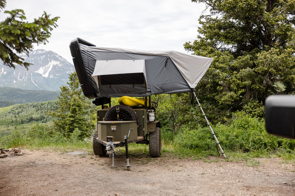 Smittybilt Overland XL Hard Shell Rooftop Tent mounted on vehicle - front view