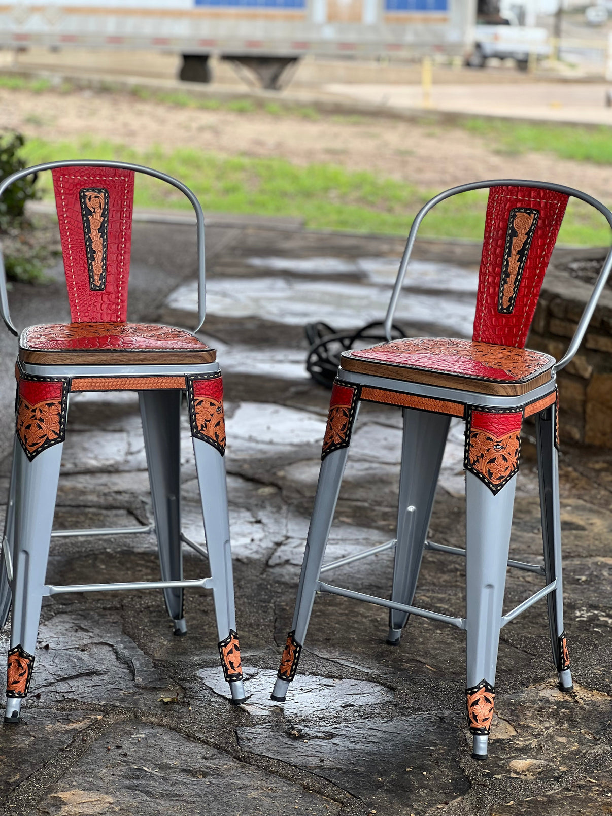 Alamo Saddlery Red Gator 26-inch swivel bar stool with tall back in gun metal frame - front view